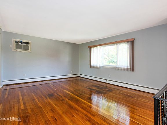 3rd image of 5 Seaver Ct