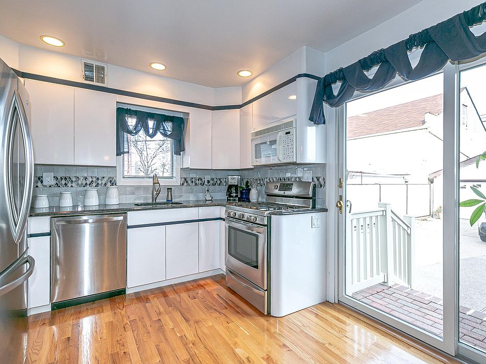 1st image of 252 Maple Pl Floor 1