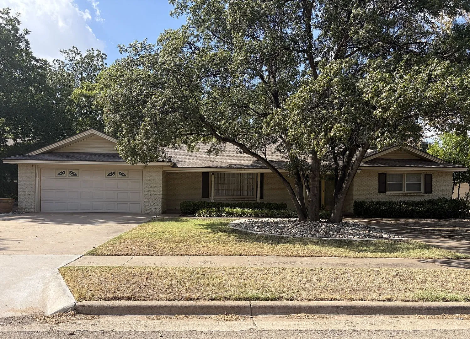 Spacious 4-Bedroom Home for Rent in Lubbock — Photo 3