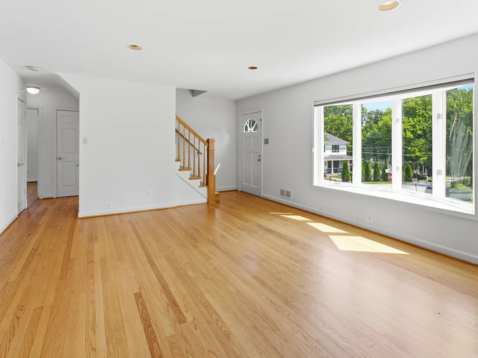 4 bed, 2.5 bath, 1960 sqft, $4,600 — Photo 2