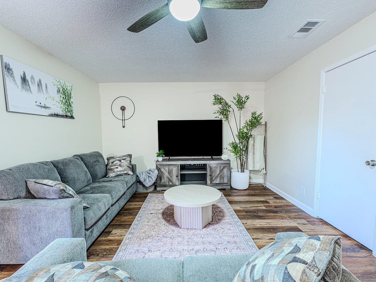 2 bed, 1055 sqft, $1,450 — Photo 3