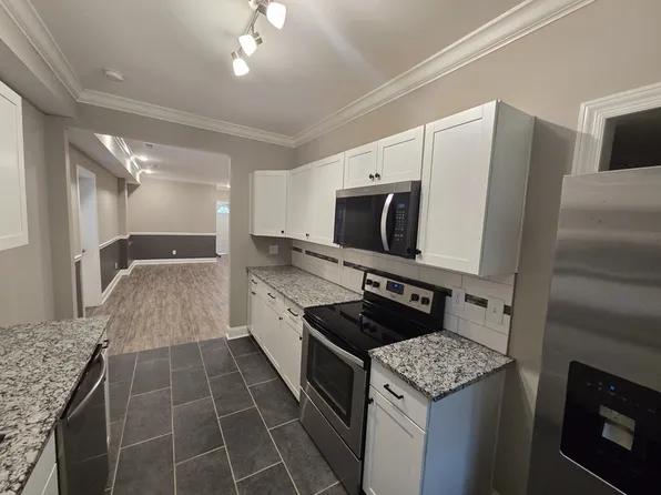 545 Lakeview Dr, Rossville, GA
