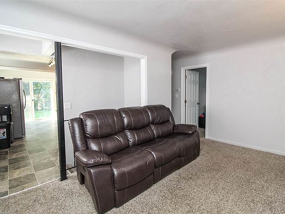 3rd image of 1417 W Chelan Ave