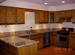 407 Ridgemoor Dr, Willowbrook, IL 60527