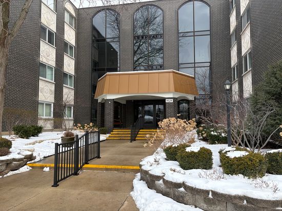 9529 Bronx Ave APT 401, Skokie, IL 60077