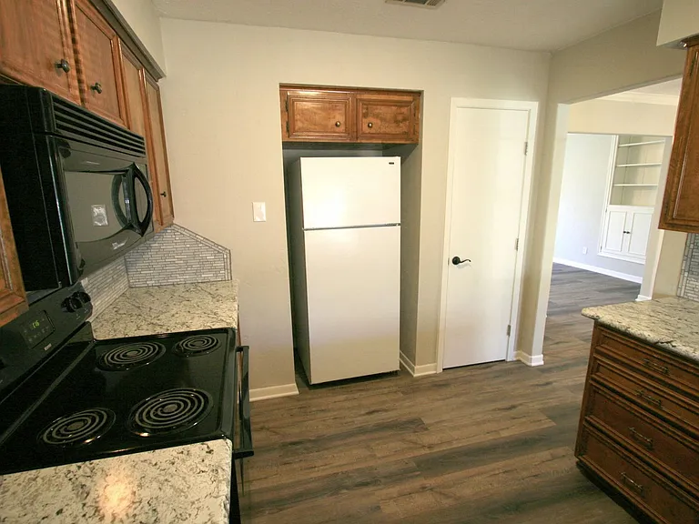 2301 Raintree Dr — Photo 9