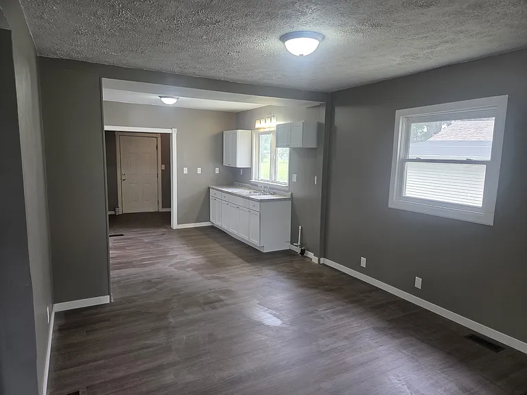 916 W Virginia Ave — Photo 2