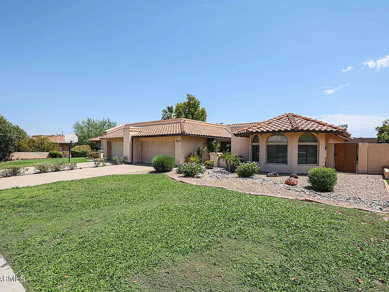 3233 E Desert Cove Ave — Photo 2