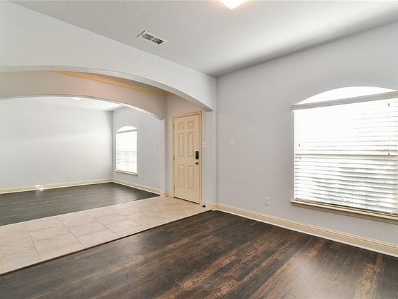 4th image of 8464 Gentian Dr