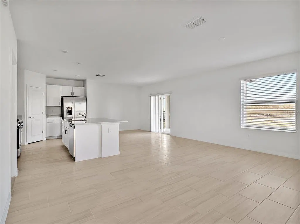 4 bed, 2.5 bath, 2000 sqft, $2,450 — Photo 3
