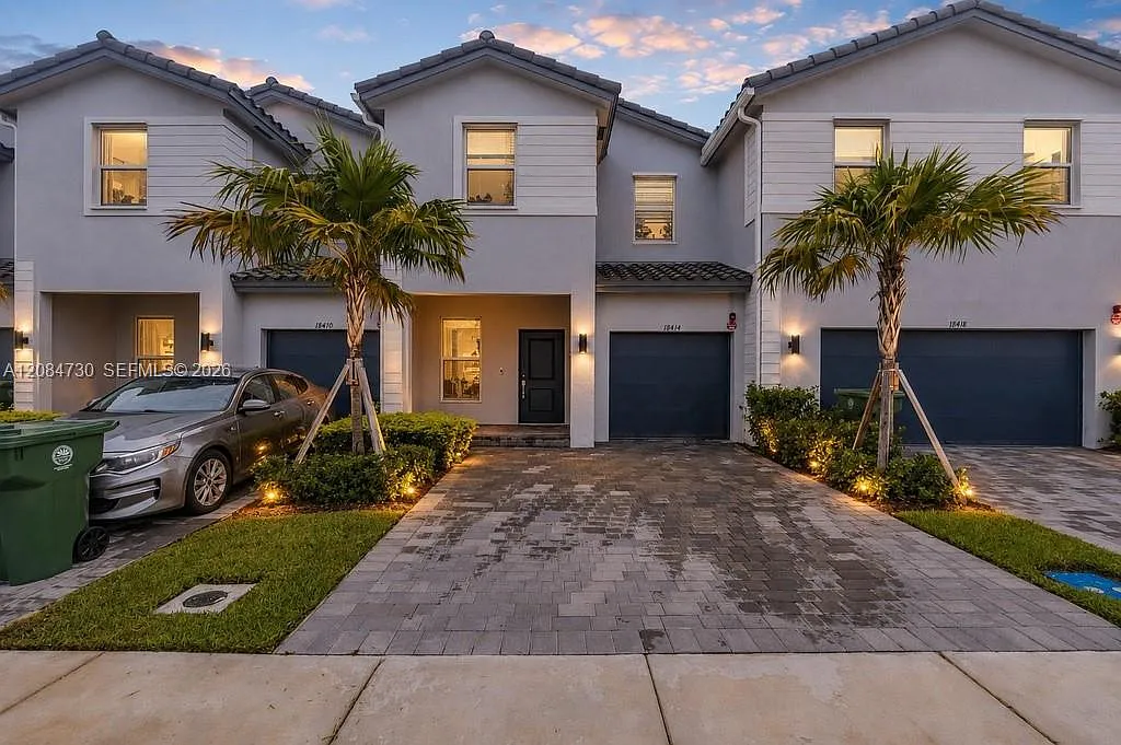 Skyrise Townhomes — Photo 1