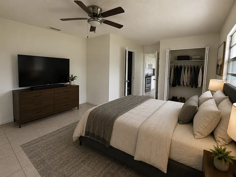 580 NE 34th St #4 — Photo 8
