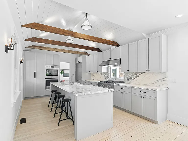 152 Ferry Rd — Photo 3