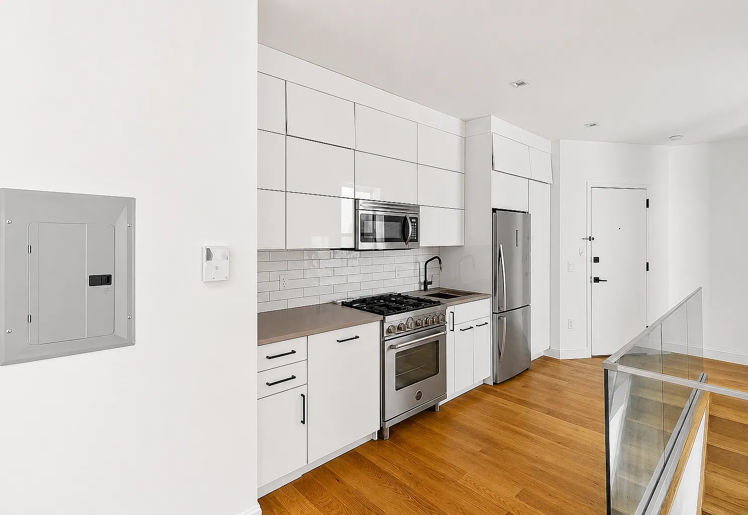 2035 Gates Avenue — Photo 2
