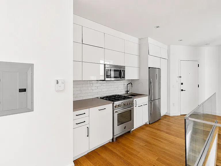 2035 Gates Ave #3 — Photo 2
