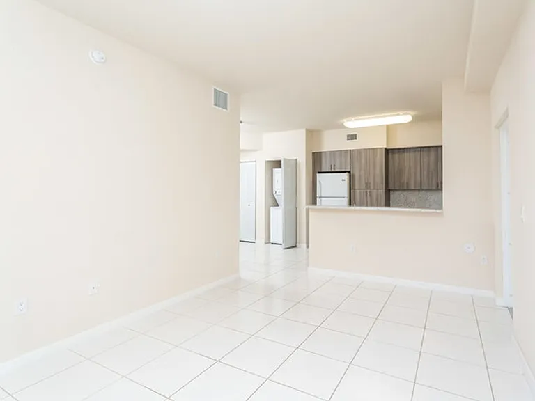 South Pointe Apartments — Photo 19