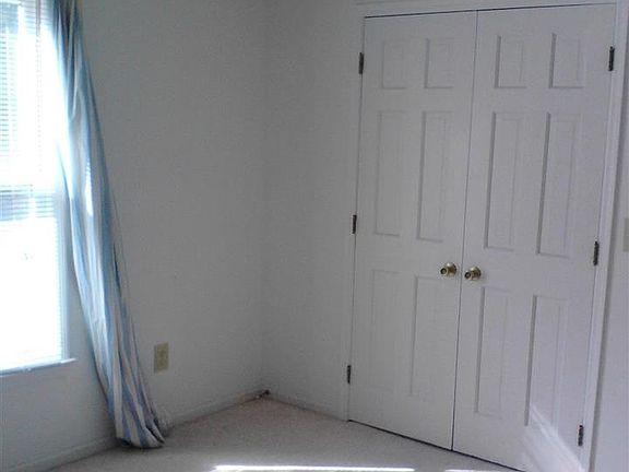 4th image of 484 Oak Hill Dr