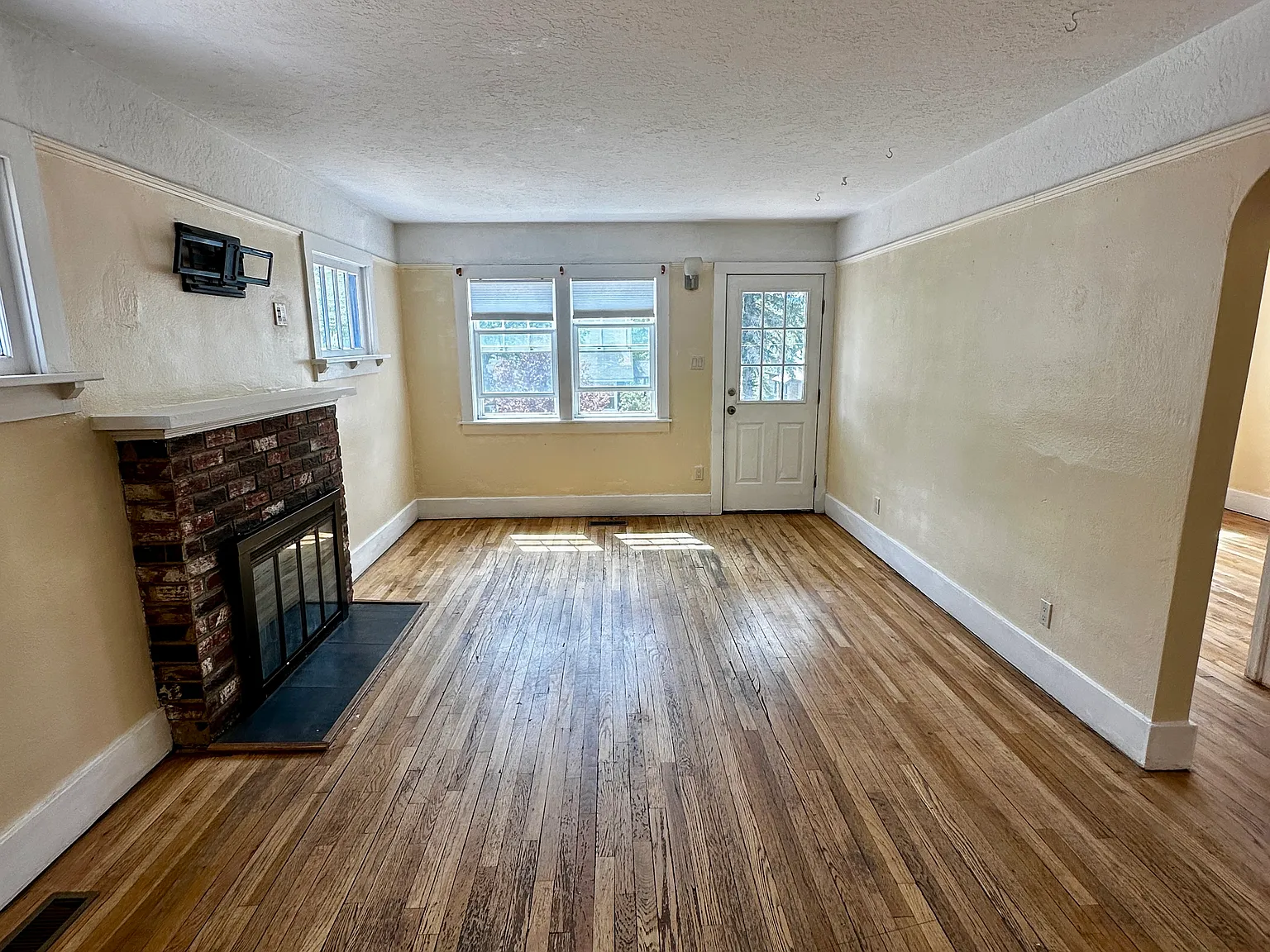 2 bed, 1025 sqft, $2,300 — Photo 2