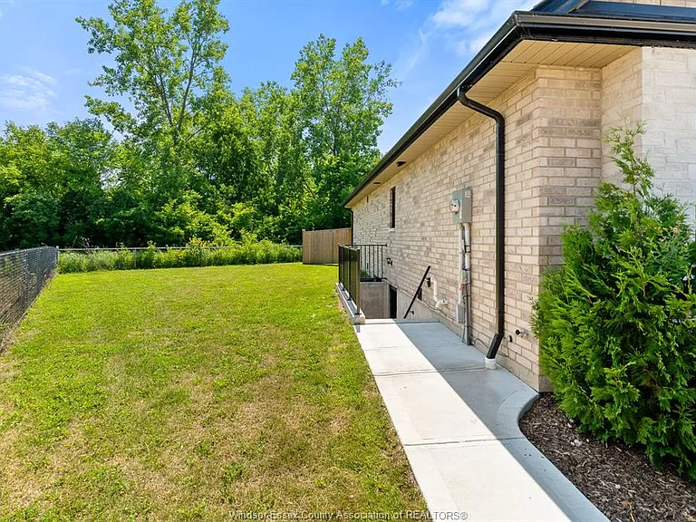 253 Livingstone Cres — Photo 2