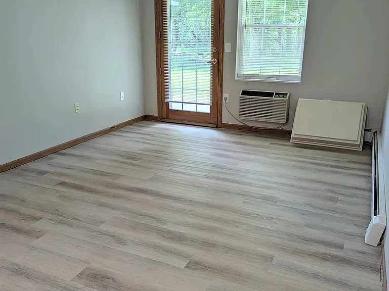 Bradley Manor Apartments — Photo 7