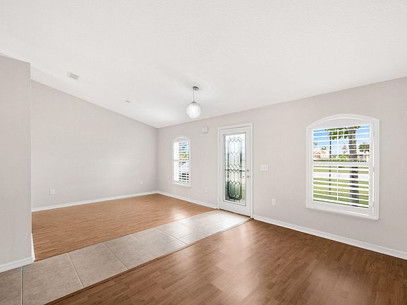 3rd image of 209 SW Tulip Boulevard
