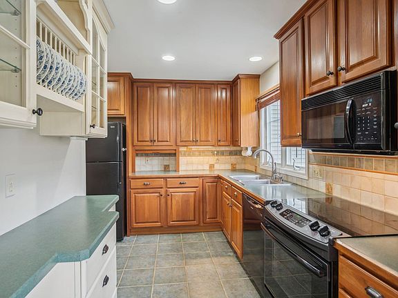 4th image of 207 Pierce Lake Dr