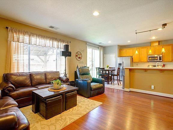 4th image of 677 Meadow Canyon Dr