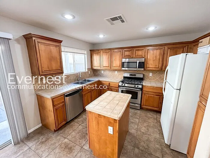 4 bed, 2.5 bath, 2441 sqft, $2,395 — Photo 4