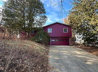 1320 Highwood Dr NW, Cedar Rapids, IA 52405