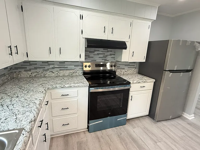 215 Newton Ln — Photo 33