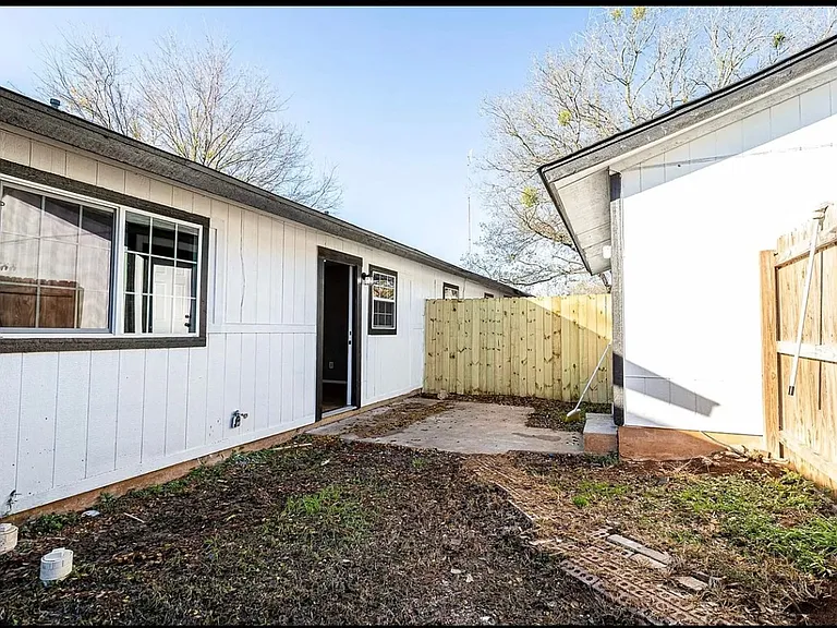4900 E Stassney Ln — Photo 18