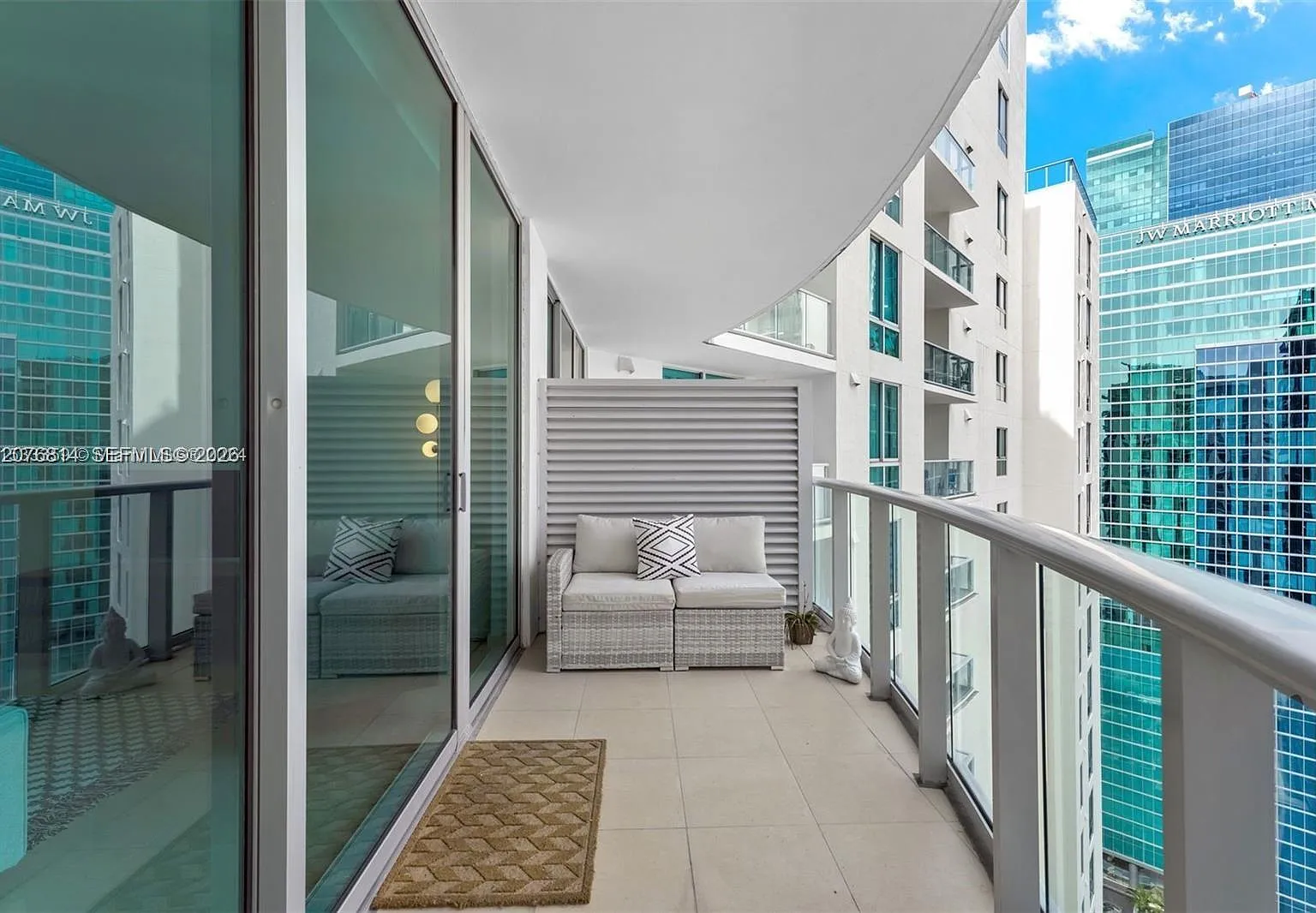 Met 1 Condo — Photo 2