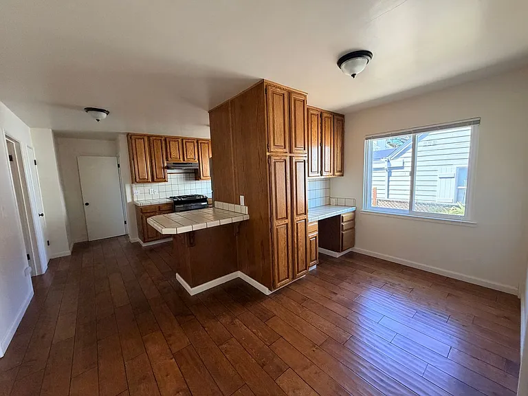960 Forest Ave — Photo 6