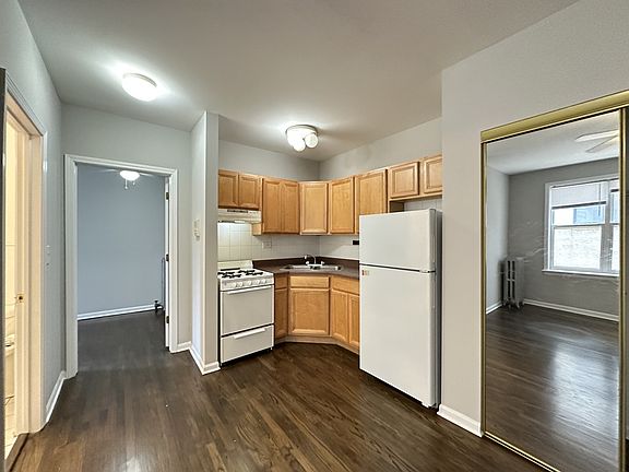2nd image of 916 W Dakin St #712