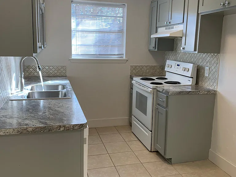 1711 Shely St #C — Photo 4
