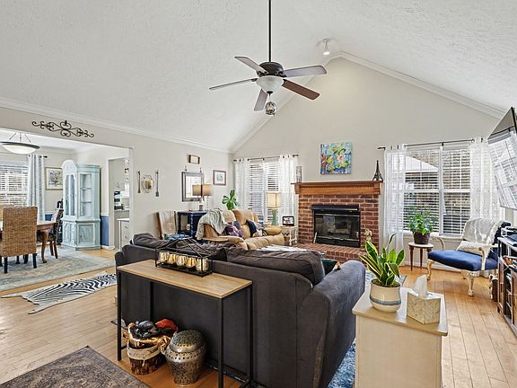 4th image of 1109 Mistletoe Cir