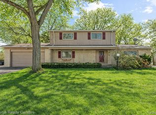 4817 Faircourt Dr, West Bloomfield, MI 48322