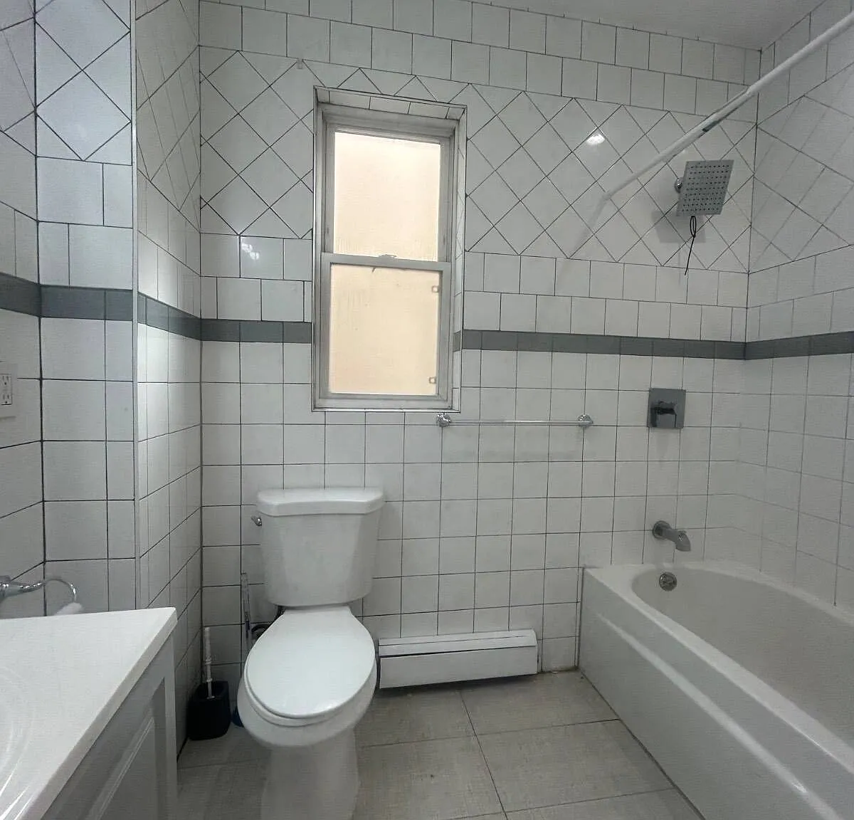 3 bed, 1.0 bath, 1000 sqft, $3,300 — Photo 4