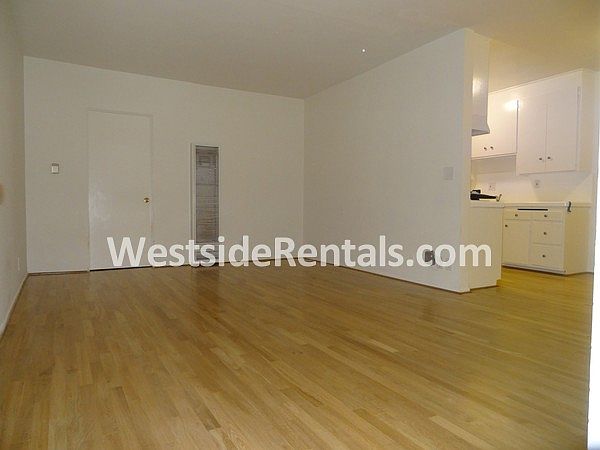 2nd image of 1336 N Citrus Ave APT 6