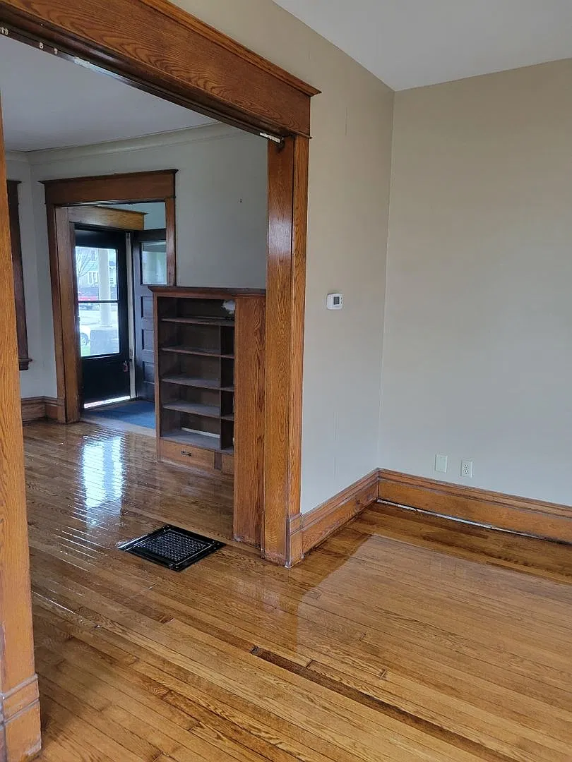 June 2027 ~ Cute 6 bedroom house. Spacious bedrooms. In unit laundry and dishwasher. — Photo 1