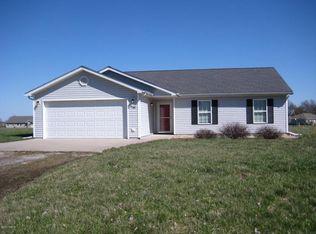 736 Creekside Ln, De Soto, IL 62924