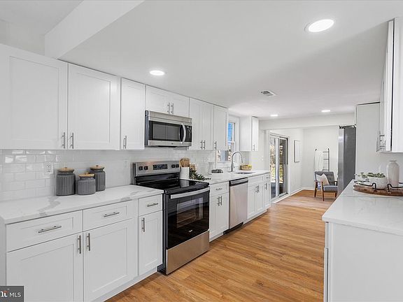 4th image of 108 Franklin Ave