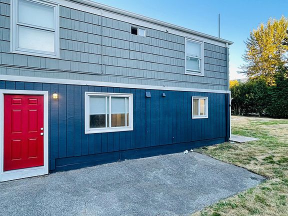 Entrance & Backyard - Lower unit