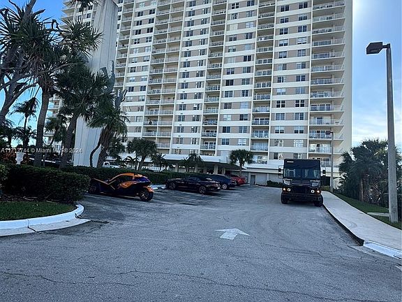 3rd image of 300 Bayview Dr APT 2004