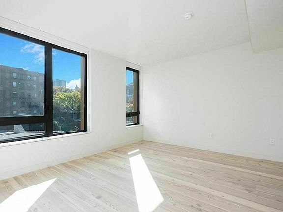 3rd image of 90 Furman St #N506