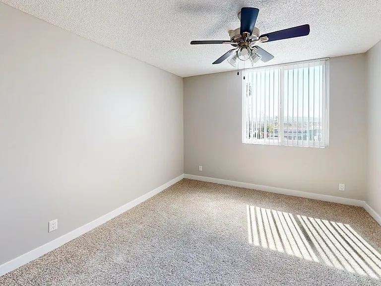 Chateau Regent Apartments — Photo 15