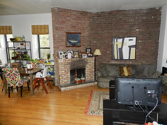 4th image of 517 W Arlington Pl #3W
