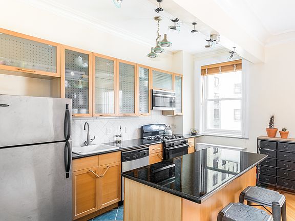 3rd image of 10 W 95th St APT 3