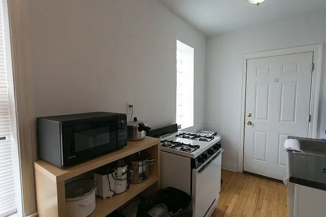 837 W Cornelia Ave #S3 — Photo 3