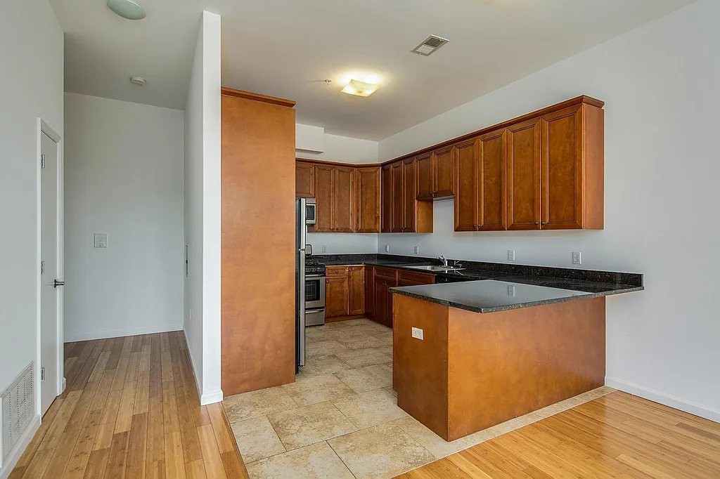 5005 Palisade Plaza — Photo 2